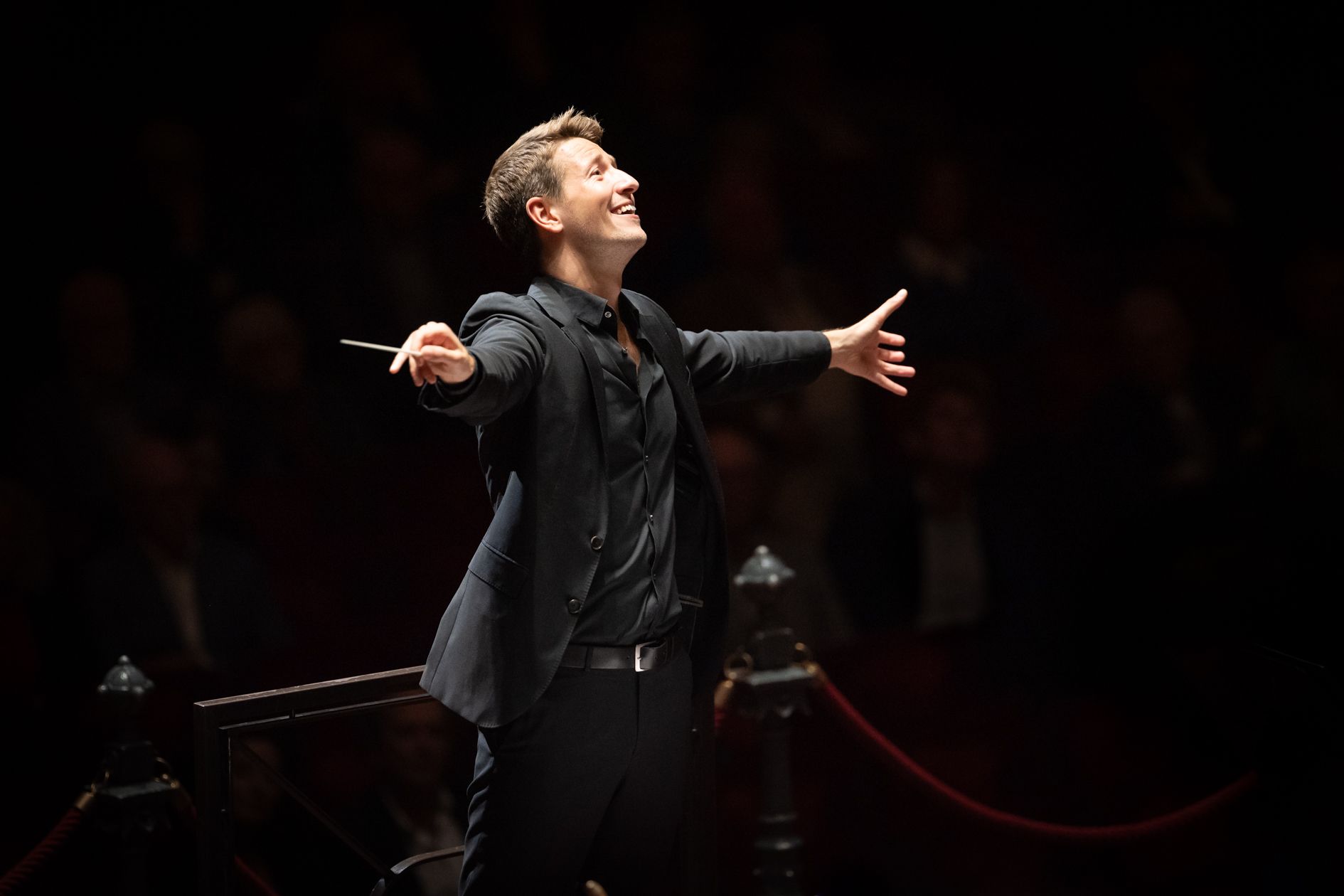 Simon van Boxtel, Dirigent, im Konzert beim Dirigieren