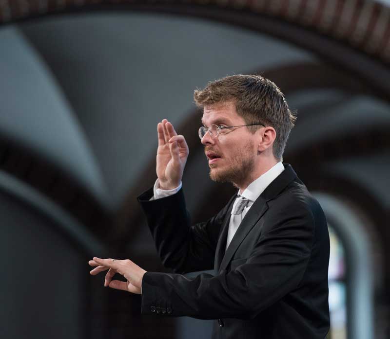 Foto Gijs Leenaars dirigiert in der Passionskirche