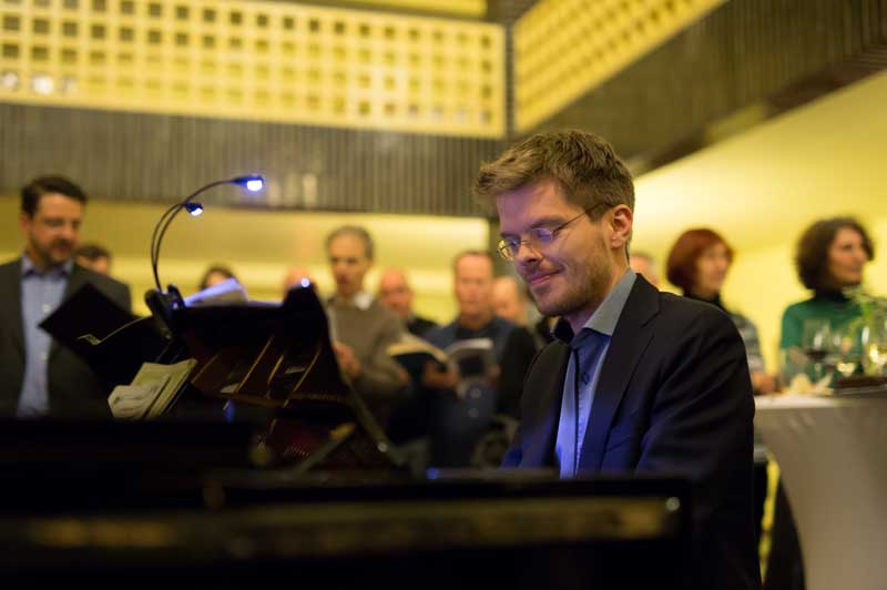 Foto Gijs Leenaars am Klavier im Lichthof des Haus des Rundfunks