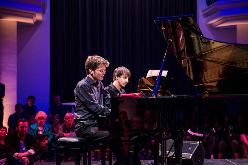 Foto Gijs Leenaars am Klavier in der RundfunkchorLounge