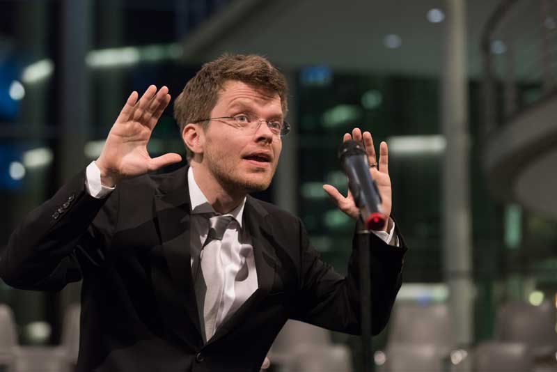 Foto Gijs Leenaars dirigiert im Paul-Löbe-Haus