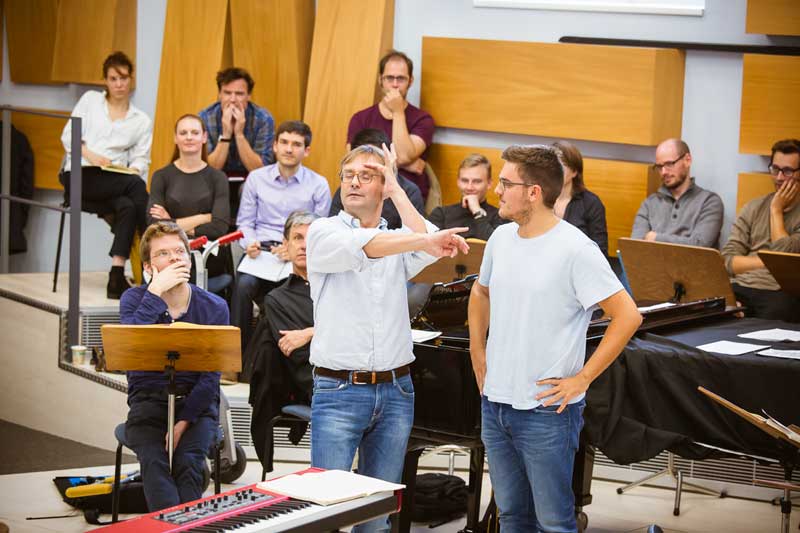 Foto Hospitierende MeisterschülerInnen lauschen, Internationale Meisterklasse Berlin für Chordirigieren 2016