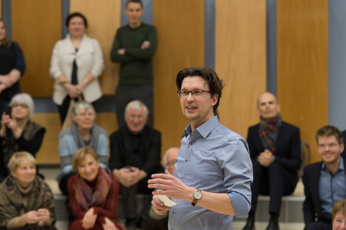 Foto Chorvorstand Thomas Pfützner begrüßt Mitglieder des Fördervereins